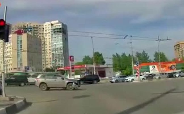 Инцидент: Жена излетя от кола при сблъсък на пътя ВИДЕО 18+
