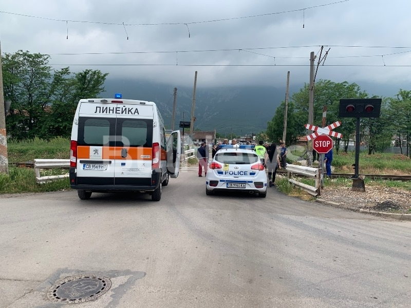Влак помля „Ауди“ край Враца, хвърчат линейки и полиция СНИМКИ 
