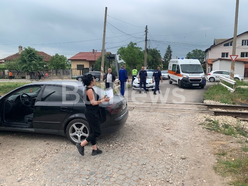 Влак помля „Ауди“ край Враца, хвърчат линейки и полиция СНИМКИ 