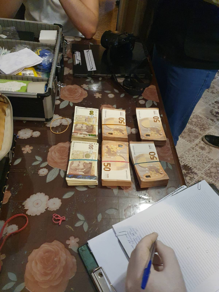 Скандални новини за циганския барон Менду! Чадър му опъвали... СНИМКИ