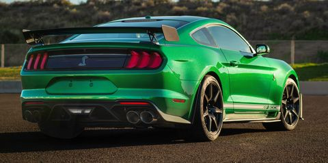 Шофьор се изфука и... потопи новия си Ford Mustang три дни след покупката ВИДЕО