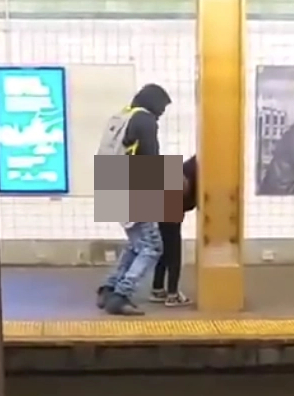 Скандално: Двойка прави секс в пустото метро в Бруклин СНИМКИ 18+