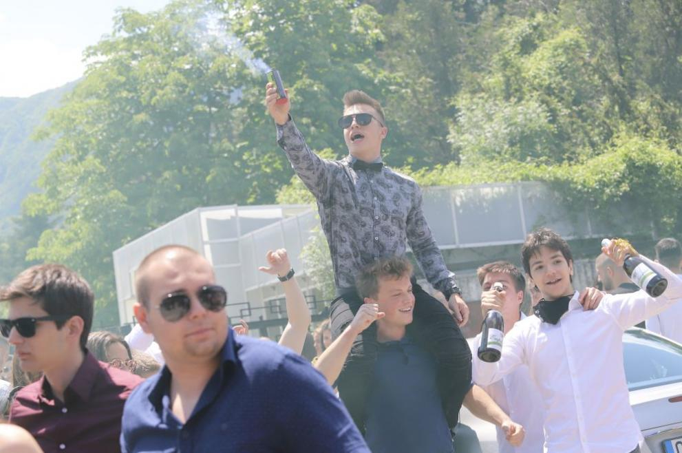 Абитуриенти изживяха кошмар пред "Александър Невски", а минути след това... СНИМКИ