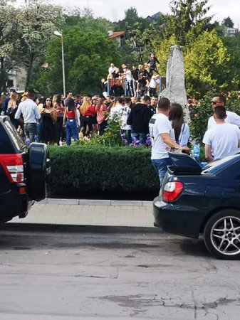 Прогонени от София, абитуриентите стигнаха до Бистрица и направиха погром СНИМКИ