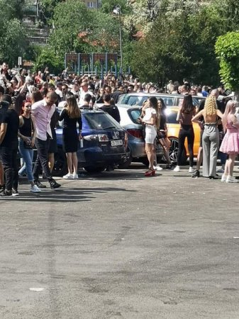 Прогонени от София, абитуриентите стигнаха до Бистрица и направиха погром СНИМКИ