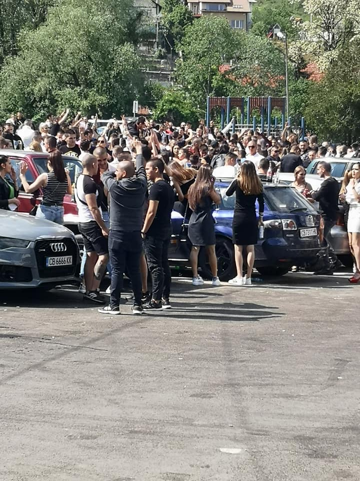 Прогонени от София, абитуриентите стигнаха до Бистрица и направиха погром СНИМКИ