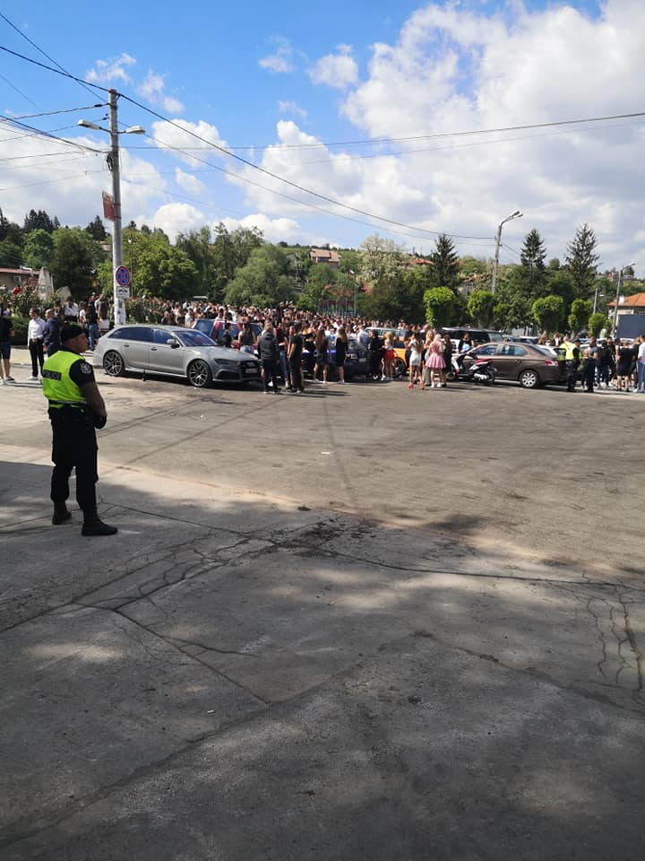 Прогонени от София, абитуриентите стигнаха до Бистрица и направиха погром СНИМКИ