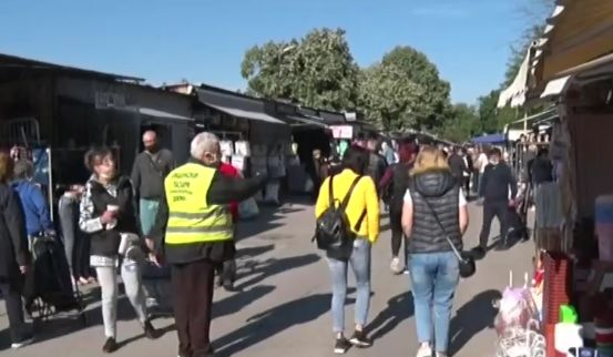 Охранители и полицаи плъзнаха из Димитровградския пазар ВИДЕО