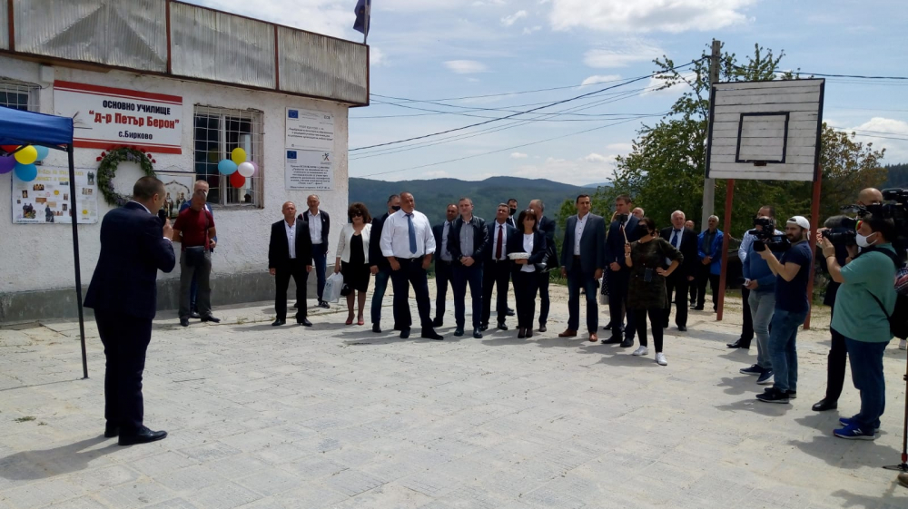 Борисов инспектира строежа на ново модерно училище в българско село СНИМКИ