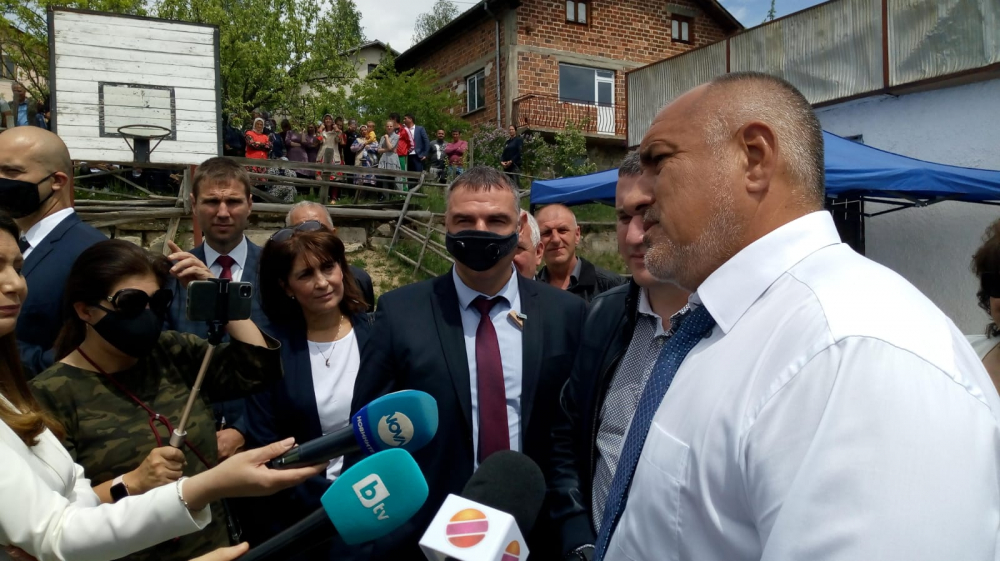 Борисов инспектира строежа на ново модерно училище в българско село СНИМКИ
