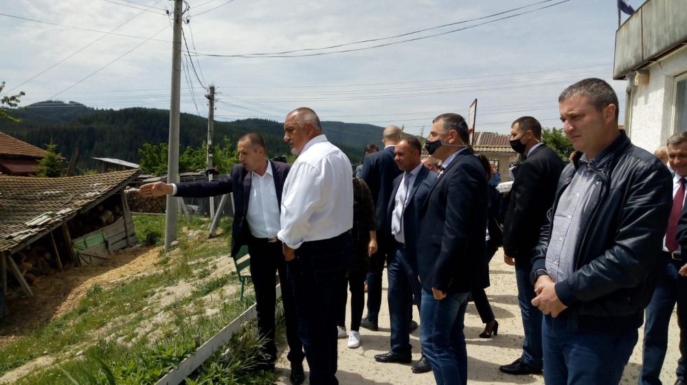 Борисов инспектира строежа на ново модерно училище в българско село СНИМКИ