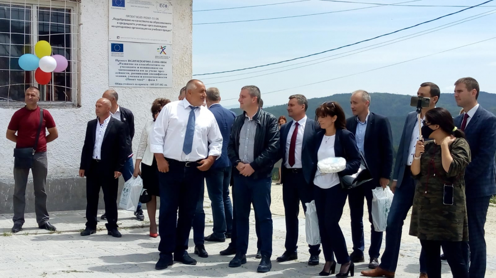 Борисов инспектира строежа на ново модерно училище в българско село СНИМКИ