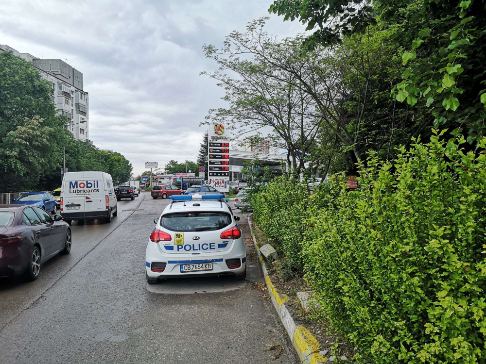 Варненски джигит помете майка с дете на пешеходна пътека и...