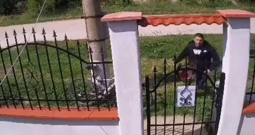 Ексклузивно ВИДЕО показва как зарязаният Радослав нахлува в дома на бившата си в Монтанско