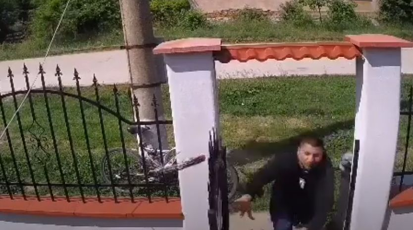 Ексклузивно ВИДЕО показва как зарязаният Радослав нахлува в дома на бившата си в Монтанско