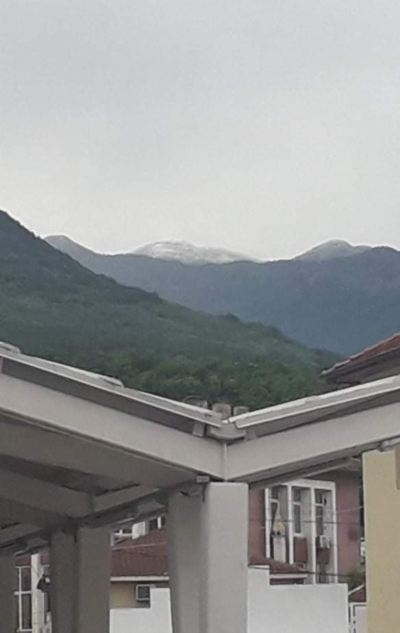 Времето тотално се чална! Сняг затрупа части от България СНИМКИ