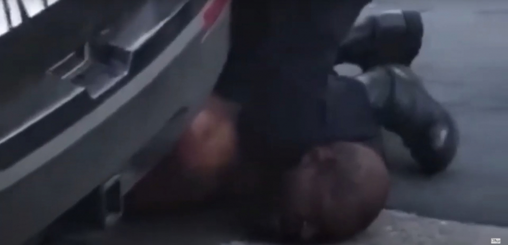 Смразяващо ВИДЕО Полицай задуши до смърт чернокож арестант в Минеаполис 