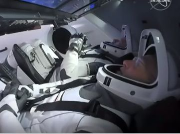 Корабът Dragon прелита над България СНИМКА