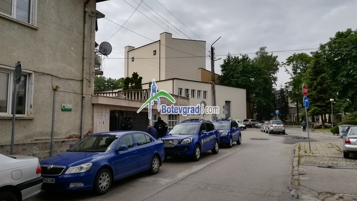 Жандармерия обгради къщата на зам.-министър в Ботевград СНИМКИ