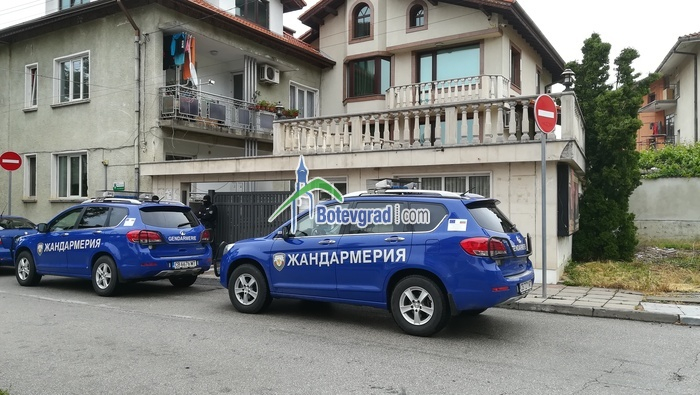 Жандармерия обгради къщата на зам.-министър в Ботевград СНИМКИ