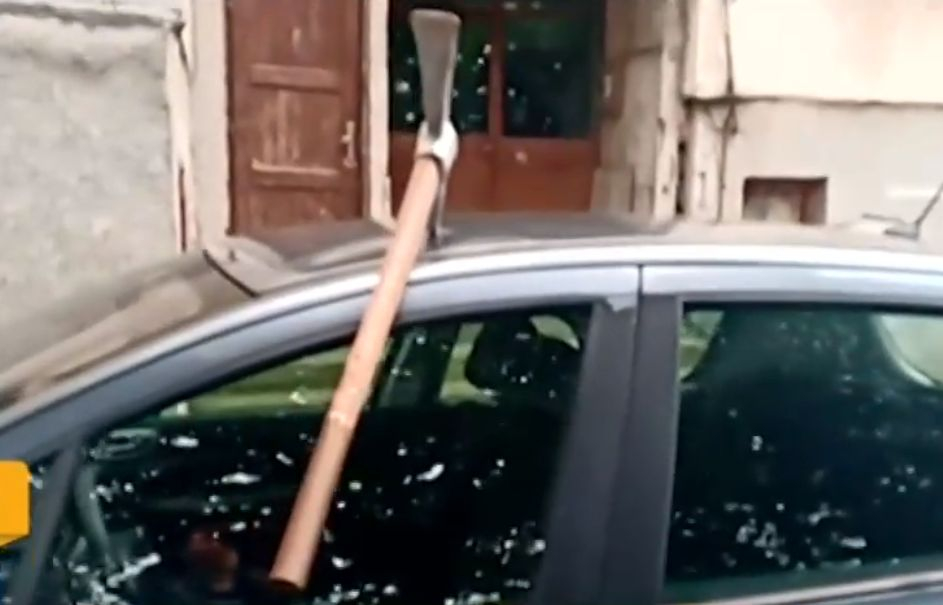 Мутренска заплаха - забиха кирка в колата на Адрияна! ВИДЕО