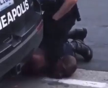 Тръмп отправи страшна закана към гангстерите и кмета в изпепеления Минеаполис ВИДЕО 18+