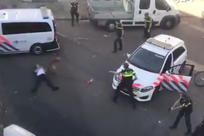 Мъж крещи "Аллах акбар" и напада минувачи с брадва в Нидерландия ВИДЕО