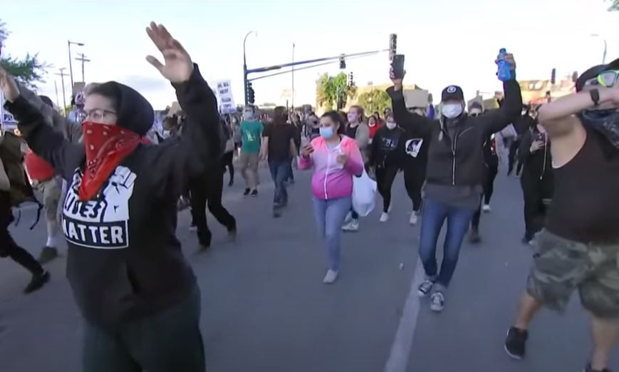 Стрелби на месо окървавиха протестите в САЩ, мародерите вилнеят, има още жертви ВИДЕО