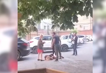 Потресаващи кадри 18+ Мъж бие до кръв момиче пред бременната си жена
