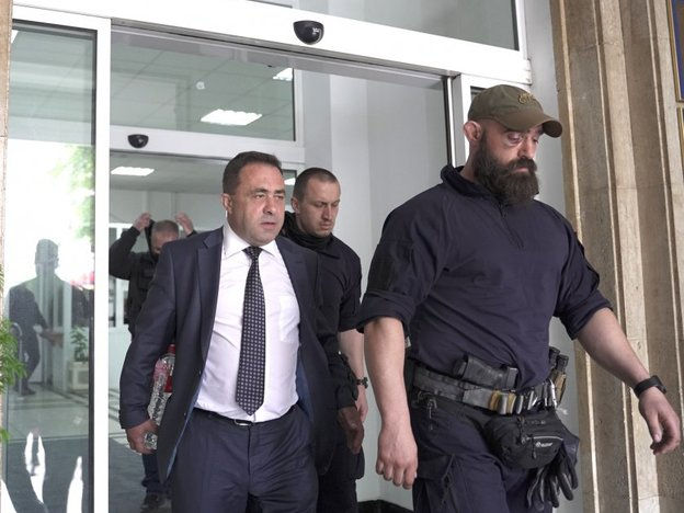 Съдът реши след полунощ кои от обвинените по аферата с боклука остават в ареста 