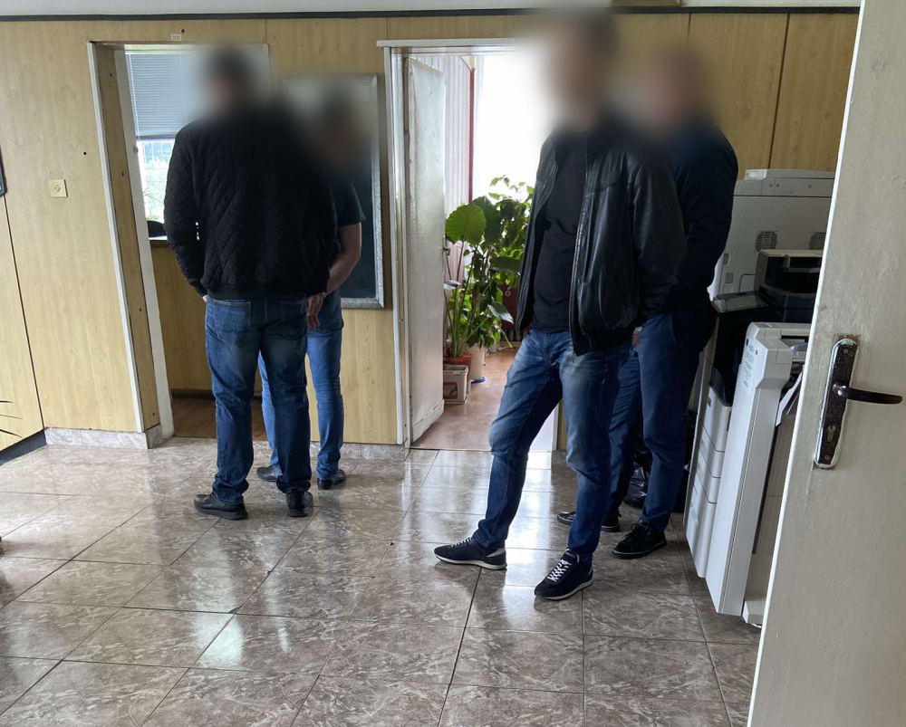 Ексклузивни СНИМКИ и ВИДЕО от акцията по окошарването на подкупните полицаи на Калотина