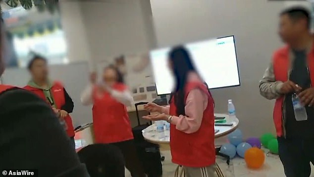 Шокиращо: Началници наказаха служители да ядат живи червеи, защото... ВИДЕО