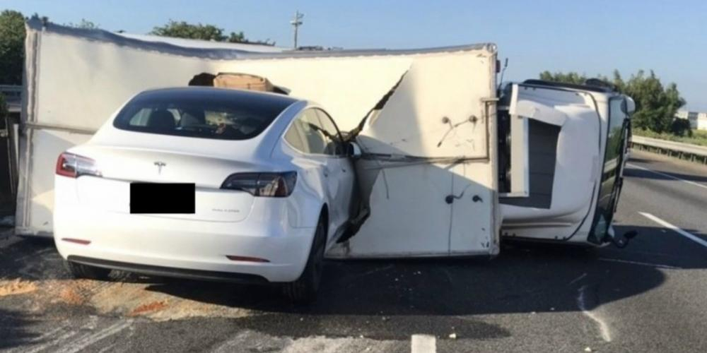 Инцидент: Tesla на автопилот се вряза в преобърнат камион ВИДЕО