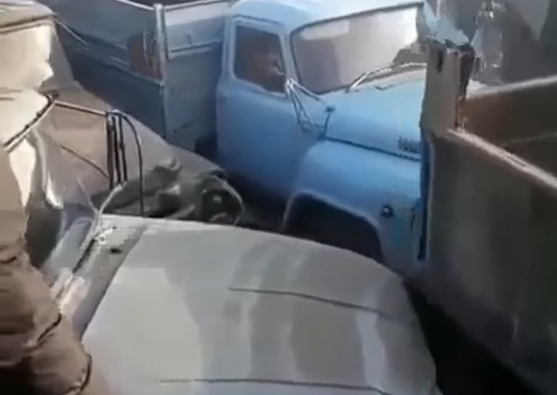 Вижте уникалната битка без правила на тези шофьори на камиони ВИДЕО