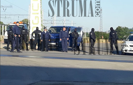 Петрич осъмна под полицейска обсада, проверяват се знакови фигури от ъндърграунда СНИМКИ 