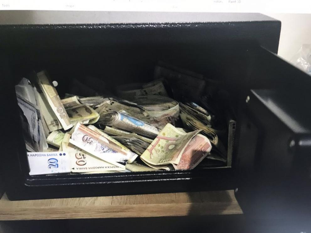 Мощна спецакция в Бургас, трима са арестувани СНИМКИ