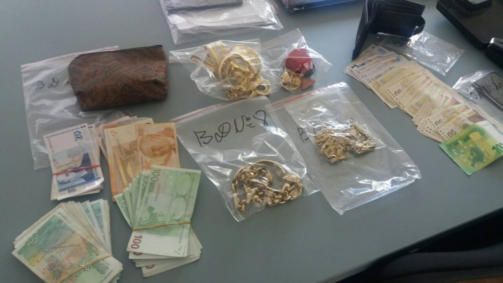 Алчни лихвари, грабещи проценти + кола, спипани при спецакцията в Китанчево СНИМКИ