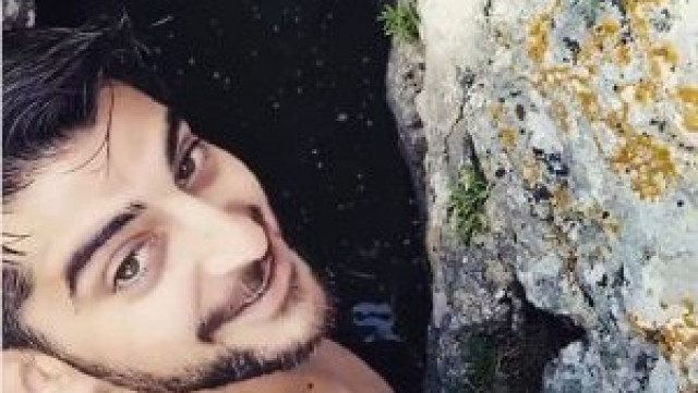 Без свян: Сашо Кадиев се съблече чисто гол ВИДЕО 18+