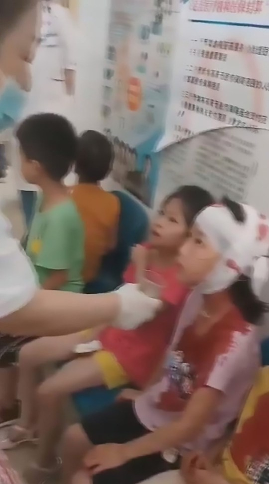 Нападател с нож нахлу в основно училище и започна да коли наред ВИДЕО