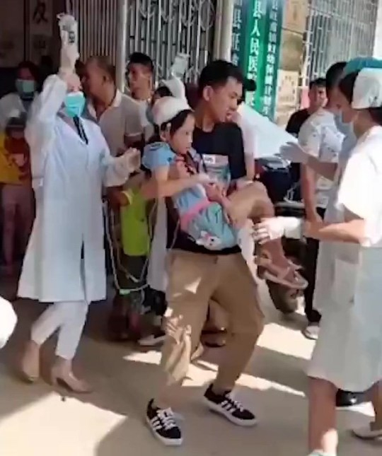 Нападател с нож нахлу в основно училище и започна да коли наред ВИДЕО