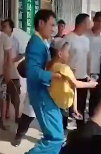 Нападател с нож нахлу в основно училище и започна да коли наред ВИДЕО