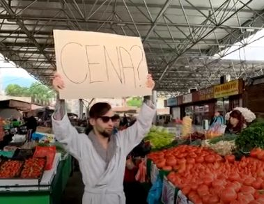Млад мъж кръстосва София по халат, за да... СНИМКИ 