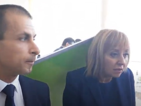 Мая Манолова даваше брифинг в Бургас, но внезапно върху главата й... ВИДЕО