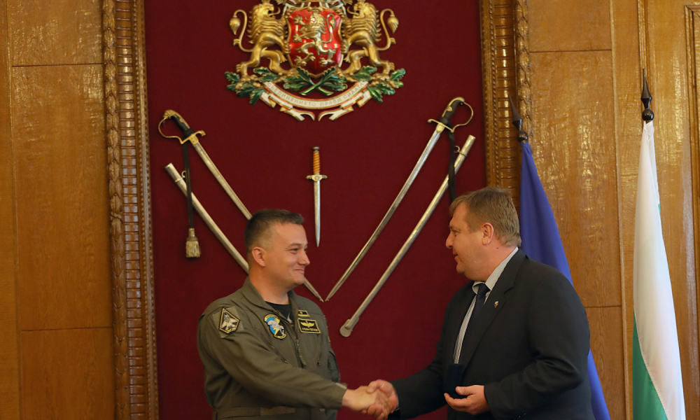 Първите български пилоти, които ще летят на F-16 BLOCK 70, заминават за САЩ СНИМКИ 