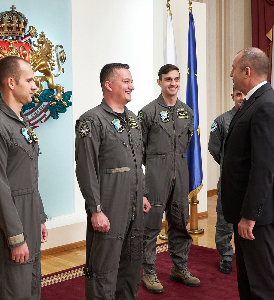 Първите български пилоти, които ще летят на F-16 BLOCK 70, заминават за САЩ СНИМКИ 
