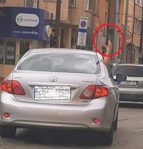 Паника в София! Ръка с пистолет се показа от прозореца на Тойота и проехтяха изстрели СНИМКИ