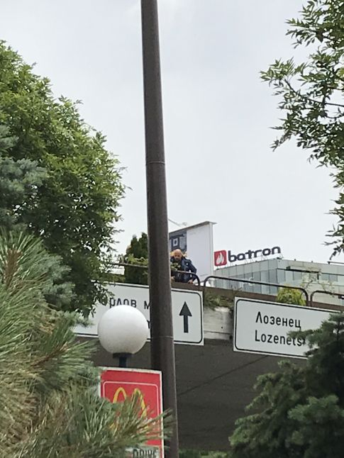 Извънредно в БЛИЦ! Писъци на Моста на влюбените до НДК в София, гъмжи от полиция СНИМКИ