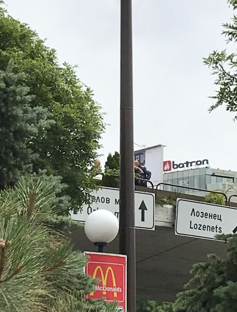 Извънредно в БЛИЦ! Писъци на Моста на влюбените до НДК в София, гъмжи от полиция СНИМКИ