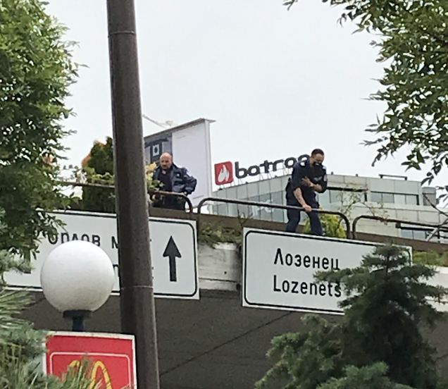 Извънредно в БЛИЦ! Писъци на Моста на влюбените до НДК в София, гъмжи от полиция СНИМКИ