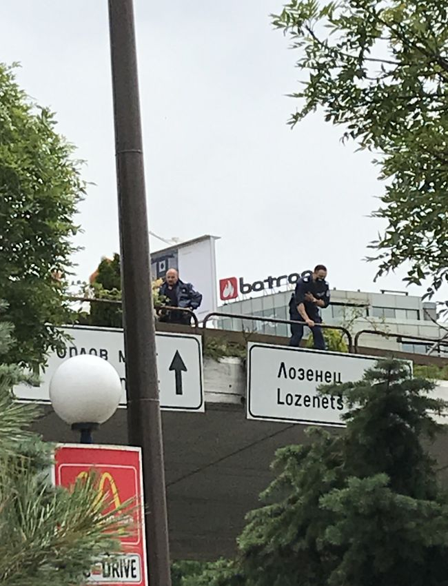 Извънредно в БЛИЦ! Писъци на Моста на влюбените до НДК в София, гъмжи от полиция СНИМКИ